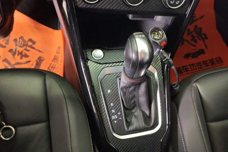 Used Volkswagen T-ROC 2018 280TSI DSG Two-Wheel-Drive Comfort Version China V Standard Gear Lever
