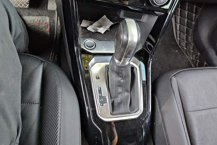 Used Volkswagen T-ROC 2018 280TSI DSG Two-Wheel-Drive Comfort Version China V Standard Gear Lever