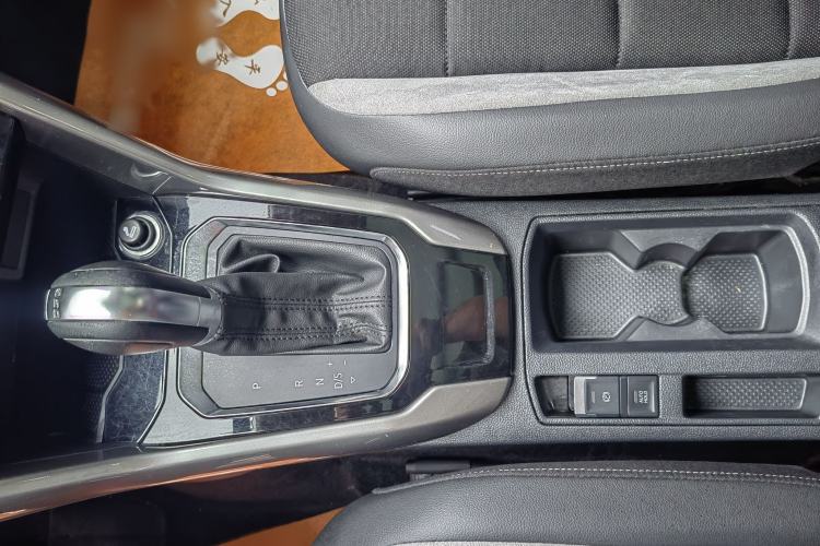 Used Volkswagen T-ROC 2018 280TSI DSG Two-Wheel Drive Advanced Version China V Emission Standard Gear Lever