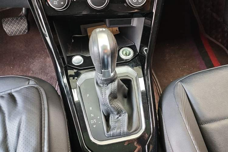 Used Volkswagen T-ROC 2018 280TSI DSG Two-Wheel-Drive Comfort Version China V Standard Gear Lever