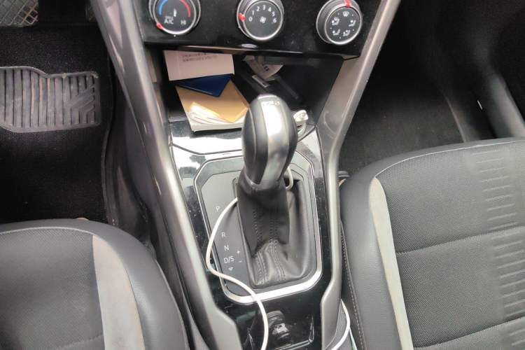 Used Volkswagen T-ROC 2018 280TSI DSG Two-Wheel Drive Advanced Version China V Emission Standard Gear Lever