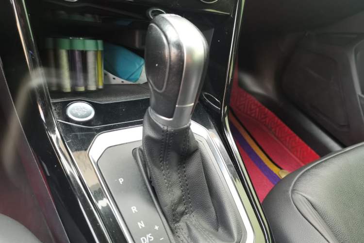 Used Volkswagen T-ROC 2018 280TSI DSG Two-Wheel-Drive Comfort Version China V Standard Gear Lever