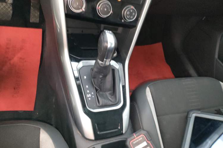 Used Volkswagen T-ROC 2018 230TSI DSG Two-Wheel Drive Advanced Version China V Standard Gear Lever