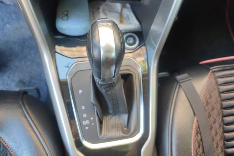 Used Volkswagen T-ROC 2018 280TSI DSG Two-Wheel-Drive Advanced Version China VI Standard Gear Lever