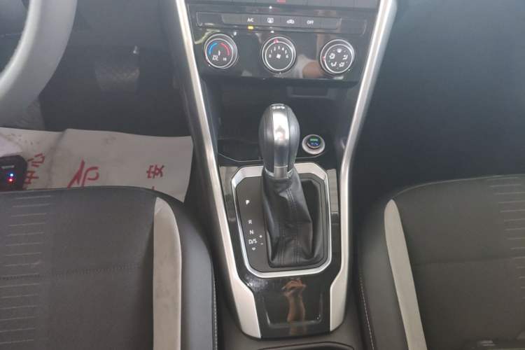 Used Volkswagen T-ROC 2018 230TSI DSG Two-Wheel Drive Advanced Version China V Standard Gear Lever