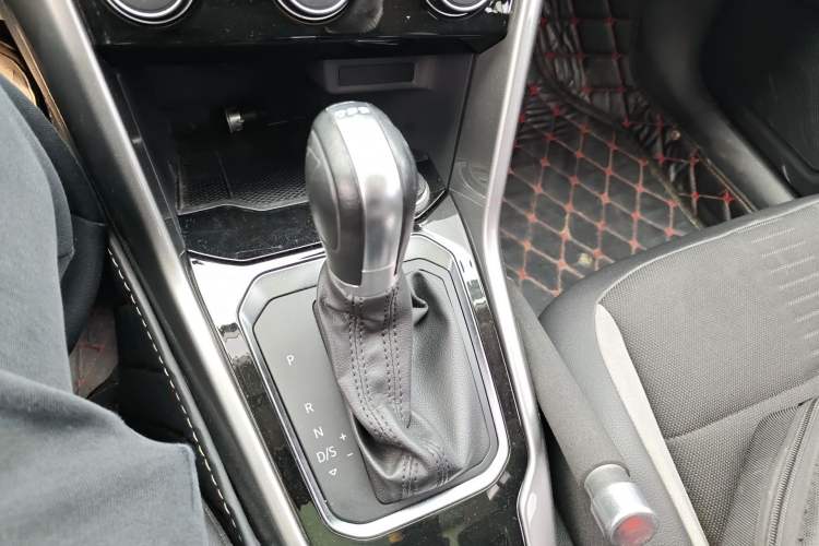 Used Volkswagen T-ROC 2018 230TSI DSG Two-Wheel Drive Advanced Version China V Standard Gear Lever