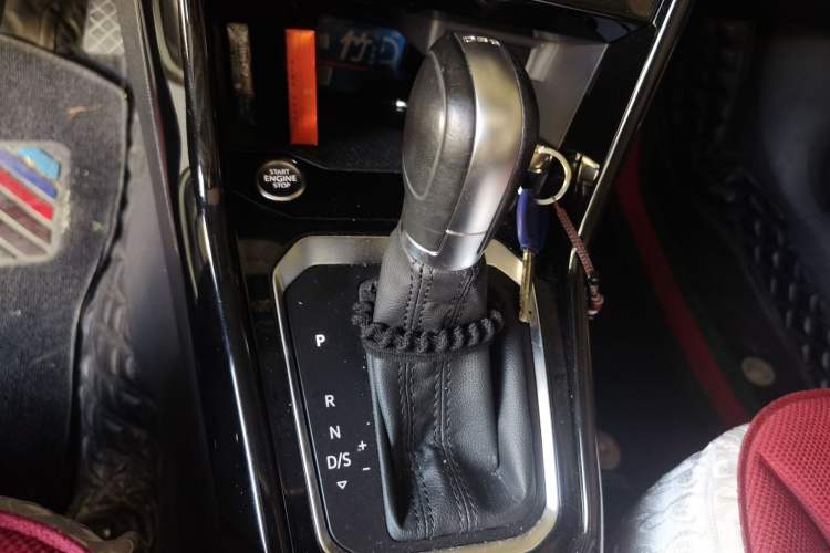 Used Volkswagen T-ROC 2018 280TSI DSG Two-Wheel-Drive Comfort Version China V Standard Gear Lever