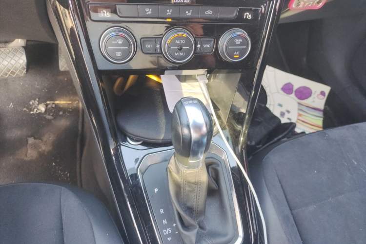 Used Volkswagen T-ROC 2018 280TSI DSG Two-Wheel-Drive Luxury Version China V Emission Standard Gear Lever