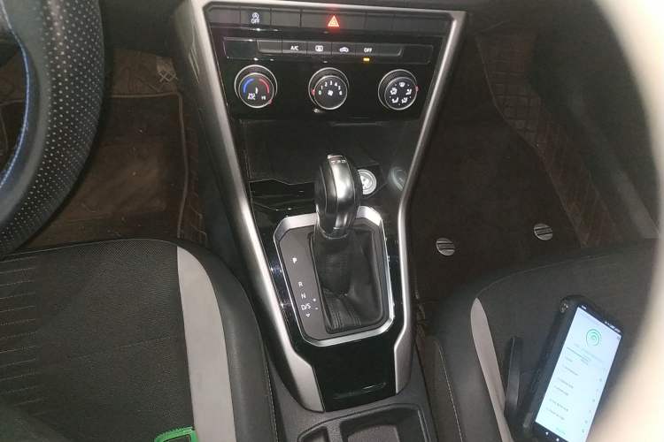 Used Volkswagen T-ROC 2018 230TSI DSG Two-Wheel Drive Advanced Version China VI Standard Gear Lever
