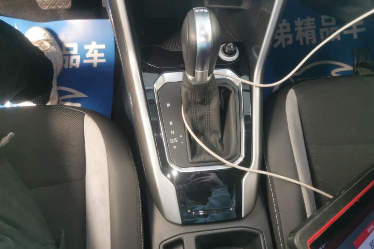 Used Volkswagen T-ROC 2018 230TSI DSG Two-Wheel Drive Advanced Version China V Standard Gear Lever