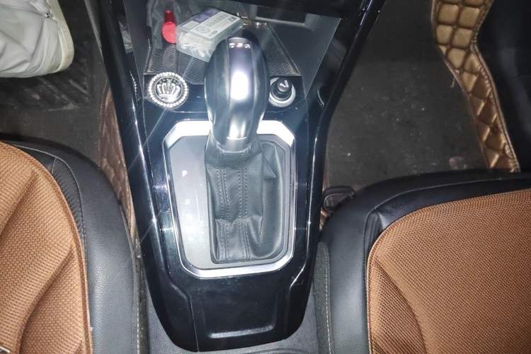 Used Volkswagen T-ROC 2018 280TSI DSG Two-Wheel-Drive Comfort Version China V Standard Gear Lever