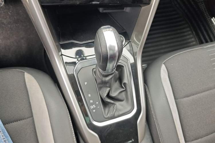 Used Volkswagen T-ROC 2018 230TSI DSG Two-Wheel Drive Advanced Version China V Standard Gear Lever