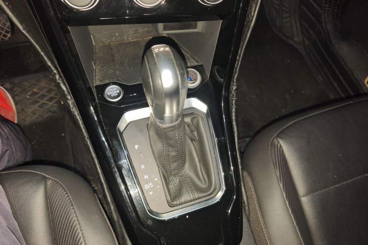 Used Volkswagen T-ROC 2018 280TSI DSG Two-Wheel-Drive Comfort Version China V Standard Gear Lever