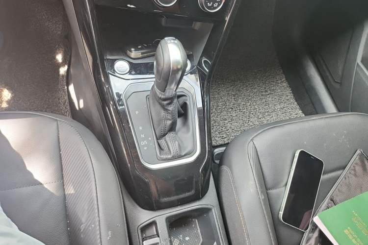Used Volkswagen T-ROC 2018 280TSI DSG Two-Wheel-Drive Comfort Version China V Standard Gear Lever