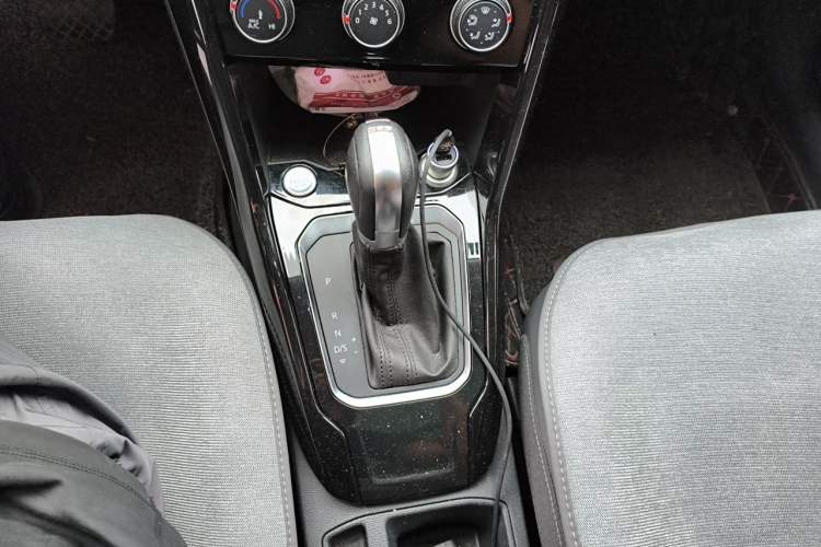 Used Volkswagen T-ROC 2018 280TSI DSG Two-Wheel-Drive Comfort Version China V Standard Gear Lever
