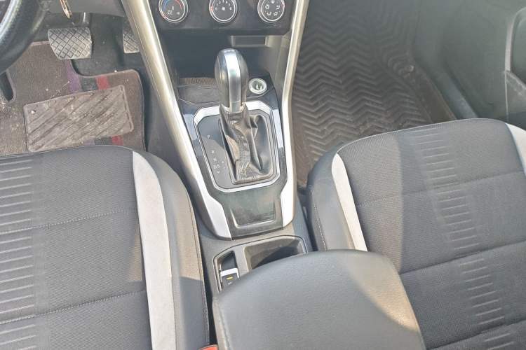 Used Volkswagen T-ROC 2018 230TSI DSG Two-Wheel Drive Advanced Version China V Standard Gear Lever