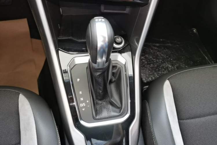 Used Volkswagen T-ROC 2018 230TSI DSG Two-Wheel Drive Advanced Version China V Standard Gear Lever