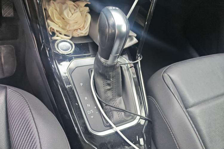 Used Volkswagen T-ROC 2018 280TSI DSG Two-Wheel-Drive Comfort Version China V Standard Gear Lever