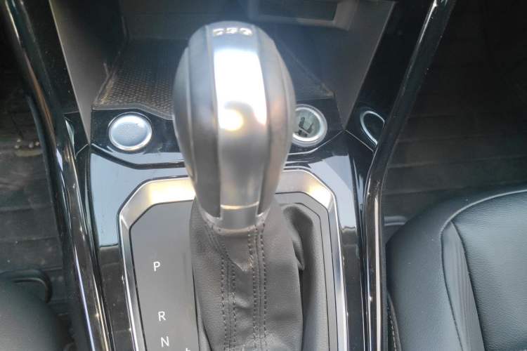 Used Volkswagen T-ROC 2018 280TSI DSG Two-Wheel-Drive Comfort Version China V Standard Gear Lever