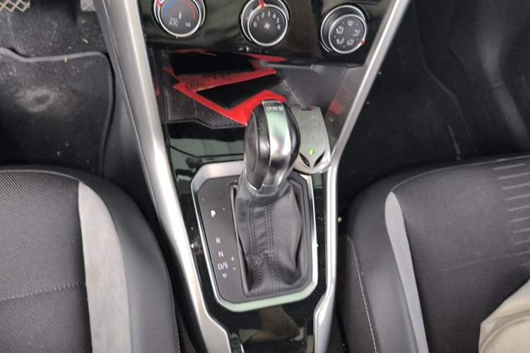 Used Volkswagen T-ROC 2018 280TSI DSG Two-Wheel Drive Advanced Version China V Emission Standard Gear Lever