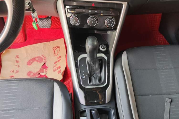 Used Volkswagen T-ROC 2018 230TSI DSG Two-Wheel Drive Advanced Version China V Standard Gear Lever