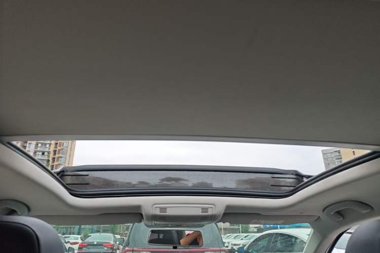 Used Volkswagen T-ROC 2018 230TSI DSG Two-Wheel Drive Advanced Version China VI Standard Headliner