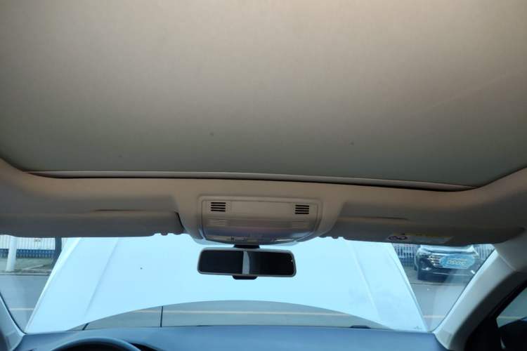 Used Volkswagen T-ROC 2018 230TSI DSG Two-Wheel Drive Advanced Version China VI Standard Headliner