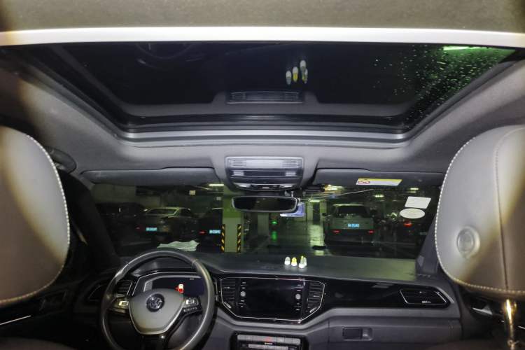 Used Volkswagen T-ROC 2018 280TSI DSG Two-Wheel-Drive Luxury Version China V Emission Standard Headliner