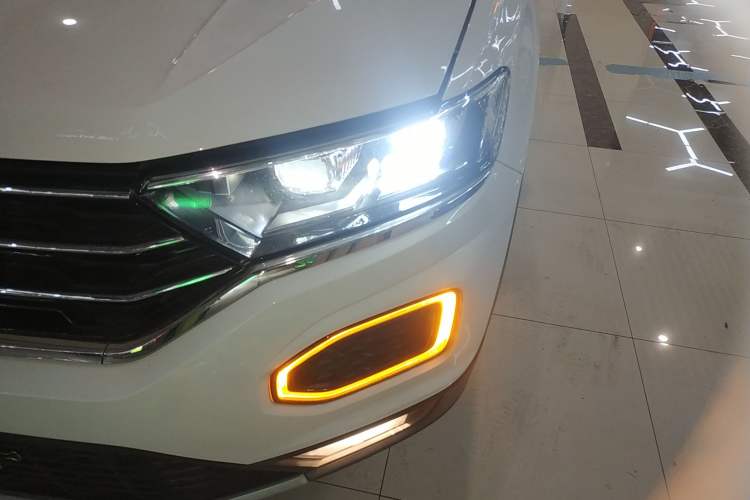 Used Volkswagen T-ROC 2018 230TSI DSG Two-Wheel Drive Advanced Version China VI Standard Left Front Headlight