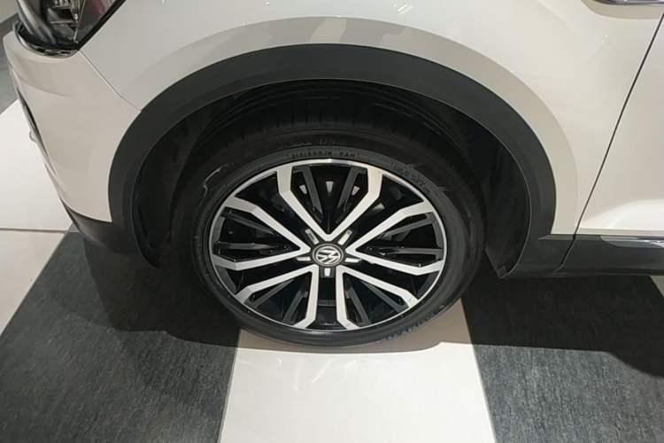 Used Volkswagen T-ROC 2018 280TSI DSG Two-Wheel-Drive Luxury Version China V Emission Standard Left Front Wheel Hub