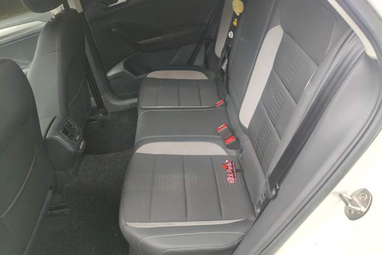 Used Volkswagen T-ROC 2018 280TSI DSG Two-Wheel-Drive Advanced Version China VI Standard Left Rear Seat