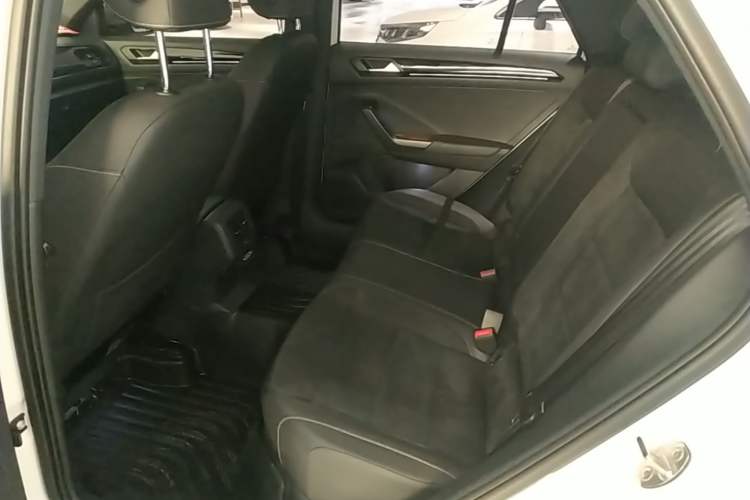 Used Volkswagen T-ROC 2018 280TSI DSG Two-Wheel-Drive Luxury Version China V Emission Standard Left Rear Seat