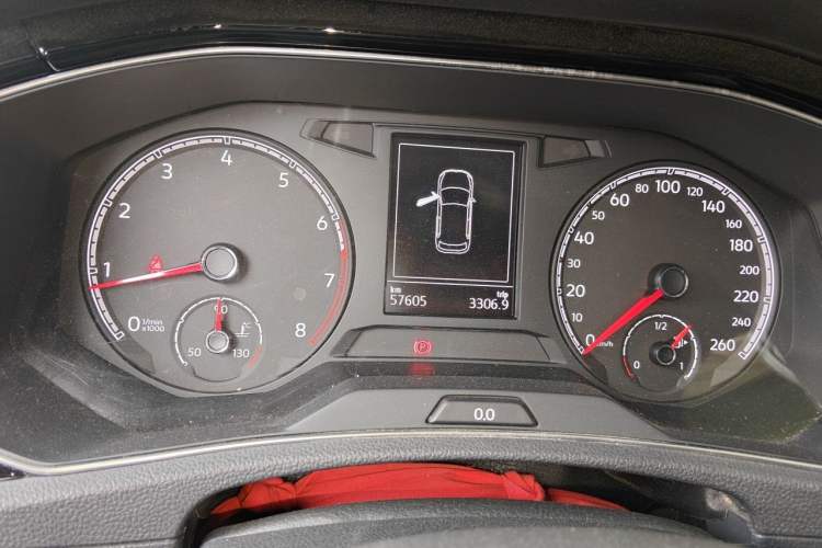 Used Volkswagen T-ROC 2018 280TSI DSG Two-Wheel-Drive Comfort Version China V Standard Odometer Close Up