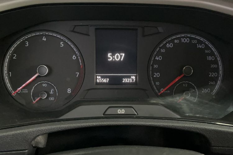 Used Volkswagen T-ROC 2018 230TSI DSG Two-Wheel Drive Fashion Edition China V Standard Odometer Close Up