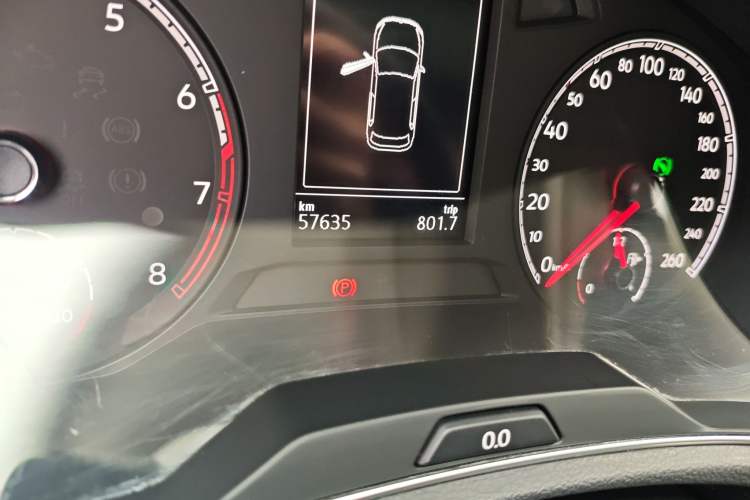 Used Volkswagen T-ROC 2018 280TSI DSG Two-Wheel Drive Comfort Version China VI Standard Odometer Close Up