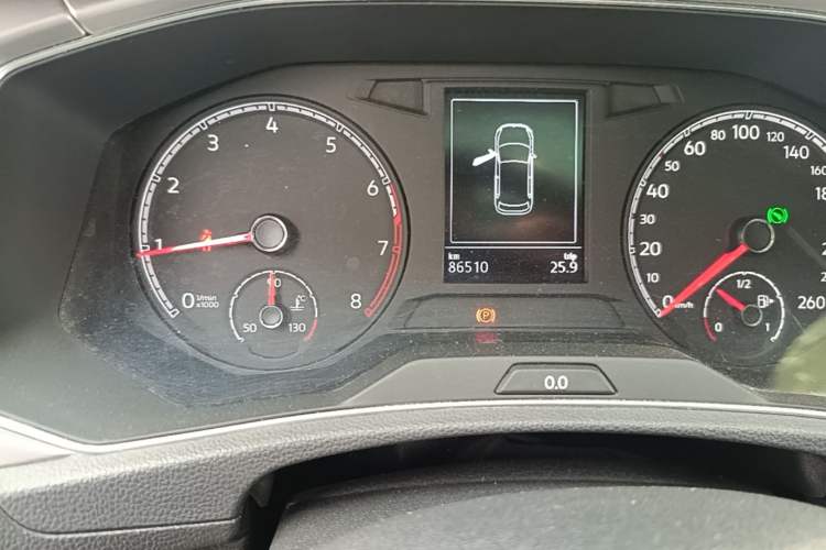 Used Volkswagen T-ROC 2018 280TSI DSG Two-Wheel Drive Advanced Version China V Emission Standard Odometer Close Up
