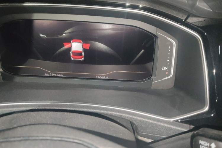Used Volkswagen T-ROC 2018 280TSI DSG Two-Wheel-Drive Luxury Version China V Emission Standard Odometer Close Up