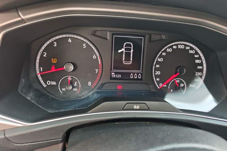 Used Volkswagen T-ROC 2018 280TSI DSG Two-Wheel Drive Advanced Version China V Emission Standard Odometer Close Up
