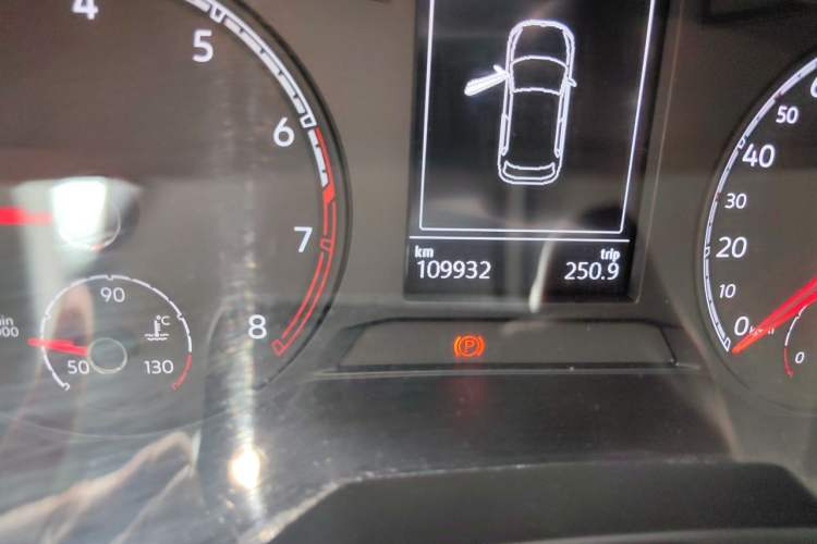Used Volkswagen T-ROC 2018 280TSI DSG Two-Wheel Drive Advanced Version China V Emission Standard Odometer Close Up