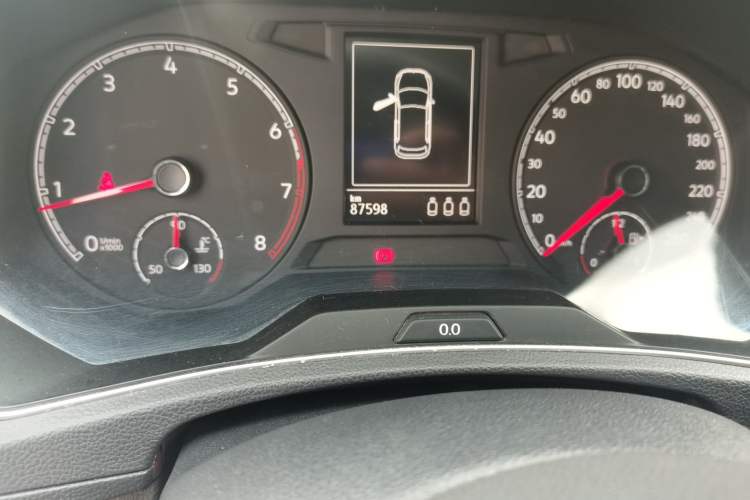 Used Volkswagen T-ROC 2018 280TSI DSG Two-Wheel-Drive Comfort Version China V Standard Odometer Close Up