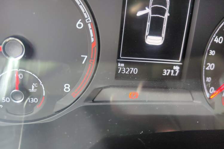 Used Volkswagen T-ROC 2018 280TSI DSG Two-Wheel-Drive Comfort Version China V Standard Odometer Close Up