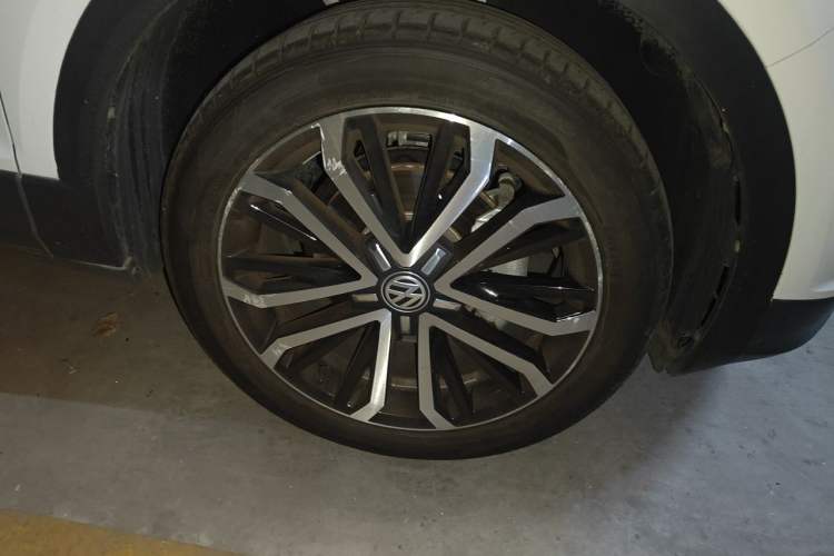 Used Volkswagen T-ROC 2018 280TSI DSG Two-Wheel-Drive Luxury Version China V Emission Standard Right Front Wheel Hub