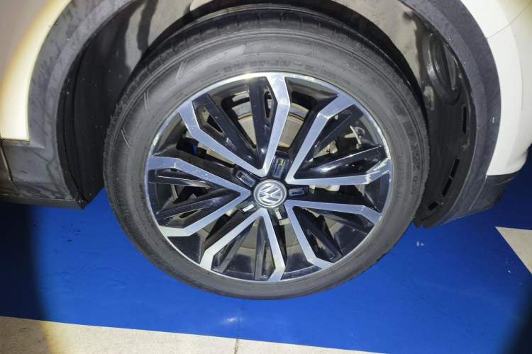 Used Volkswagen T-ROC 2018 280TSI DSG Two-Wheel-Drive Luxury Version China V Emission Standard Right Front Wheel Hub