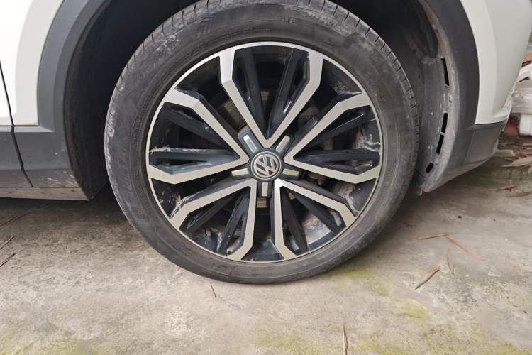 Used Volkswagen T-ROC 2018 280TSI DSG Four-Wheel Drive Luxury Version China V Emission Standard Right Front Wheel Hub