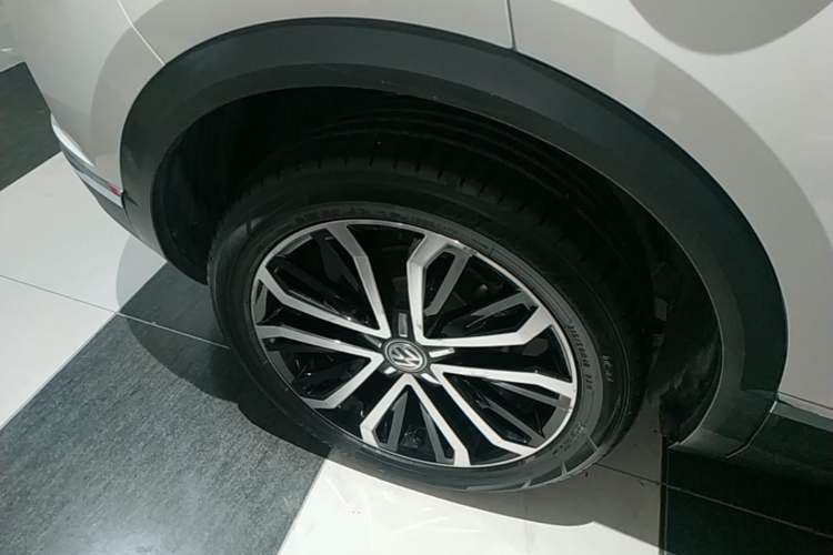 Used Volkswagen T-ROC 2018 280TSI DSG Two-Wheel-Drive Luxury Version China V Emission Standard Right Rear Wheel Hub