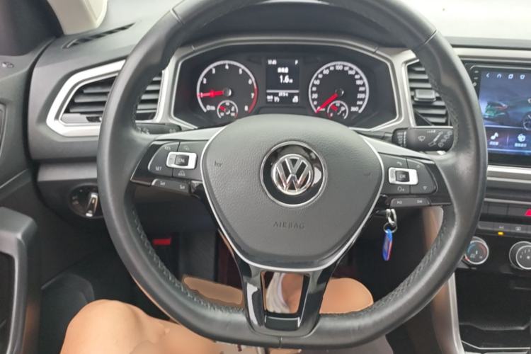 Used Volkswagen T-ROC 2018 230TSI DSG Two-Wheel Drive Advanced Version China VI Standard Steering Wheel