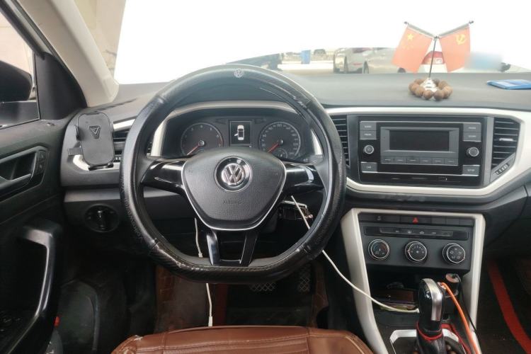 Used Volkswagen T-ROC 2018 230TSI DSG Two-Wheel Drive Fashion Edition China V Standard Steering Wheel