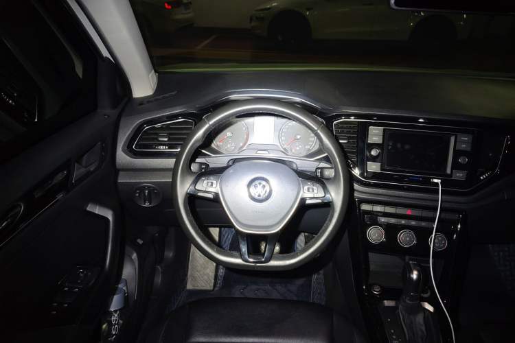 Used Volkswagen T-ROC 2018 280TSI DSG Two-Wheel Drive Comfort Version China VI Standard Steering Wheel