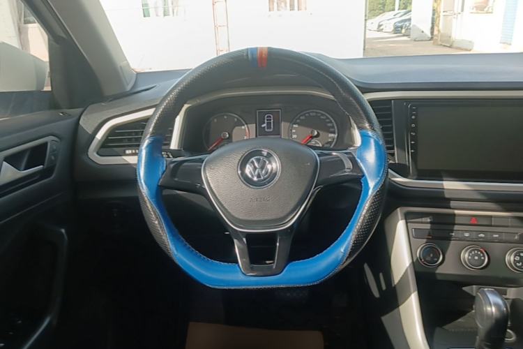 Used Volkswagen T-ROC 2018 230TSI DSG Two-Wheel-Drive Fashion Edition China VI Standard Steering Wheel