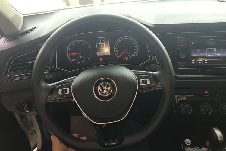 Used Volkswagen T-ROC 2018 280TSI DSG Two-Wheel Drive Comfort Version China VI Standard Steering Wheel
